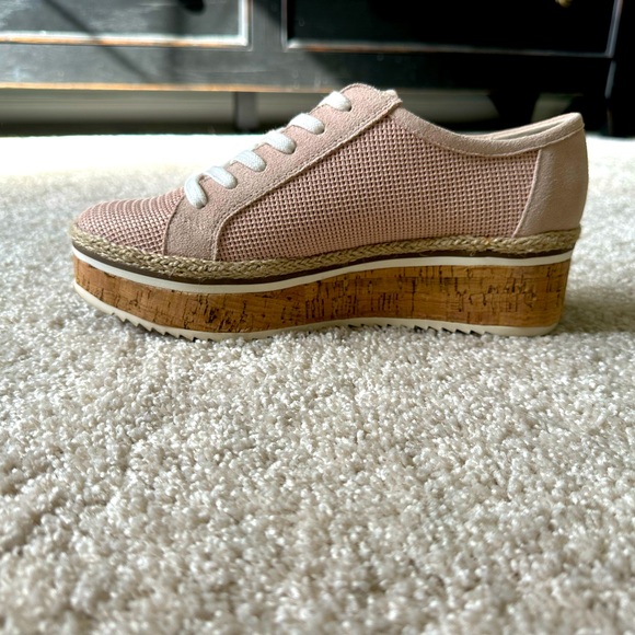 Light pink/rose colored textured platform shoe-only worn once - Picture 1 of 4